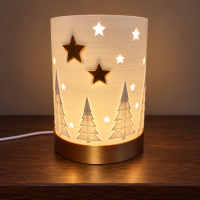 USB-Weihnachtslampe in Weiß und Gold auf einer Holzfläche bei Abendlicht