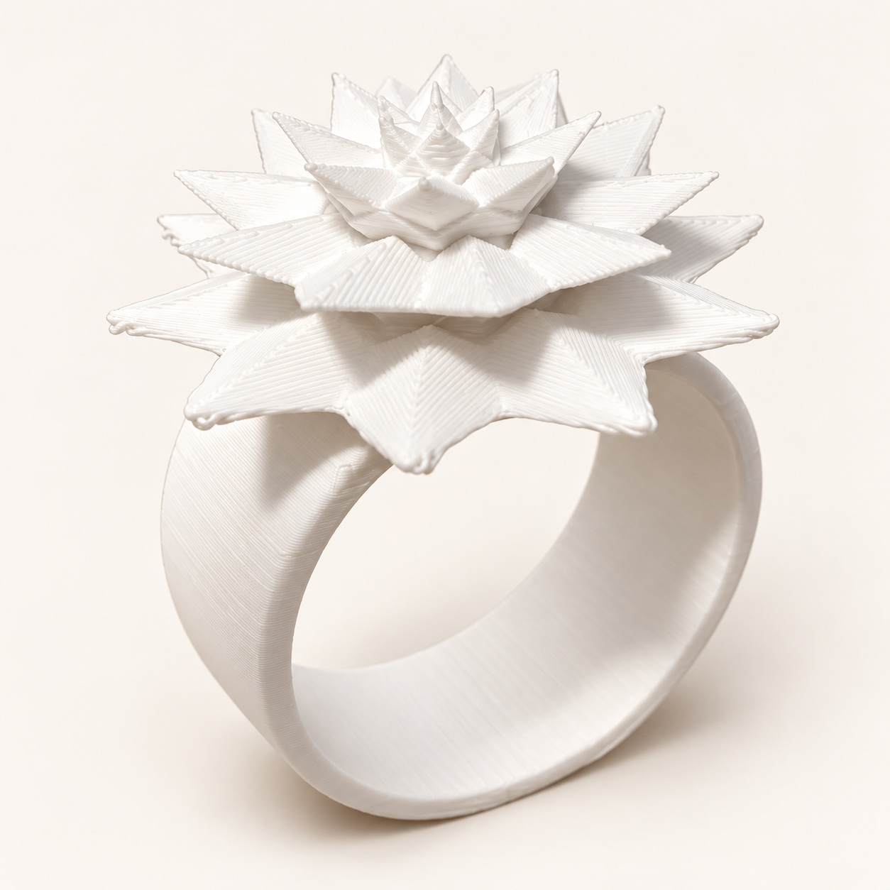 Weißer Serviettenring Eisblüte mit offener Ringform und mehrlagiger Blüte
