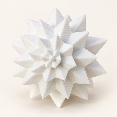 Detail der weißen Eisblüte mit spitzen Blütenblättern und sichtbaren 3D-Druckschichten